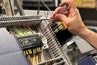 Grúa pórtico birraíl para elevación industrial en exteriores