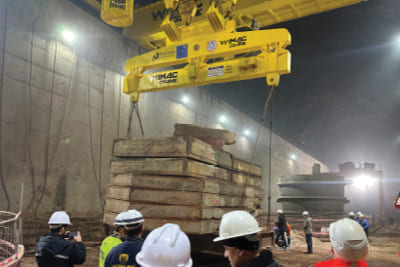 Grúa de proceso para producción de acero y manutención continua